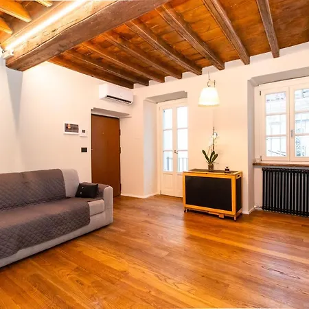 Stylish Quardilatero Flat Torino