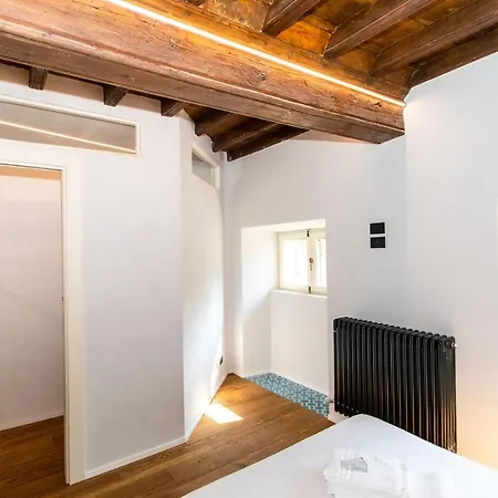 Stylish Quardilatero Flat Turin