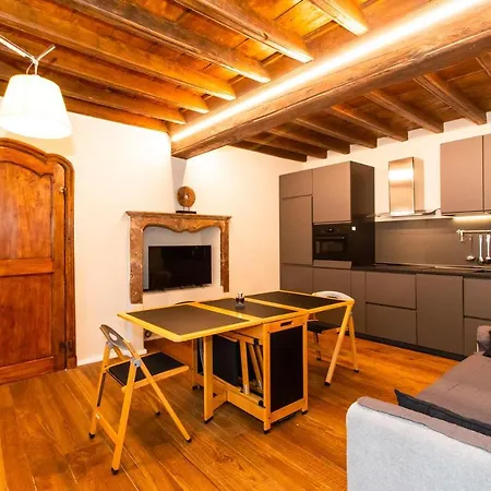 Stylish Quardilatero Flat Turin
